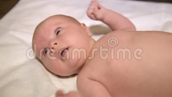 新生婴儿挥动着手臂视频的预览图