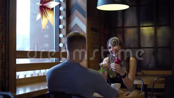 在咖啡店约会的快乐情侣视频的预览图
