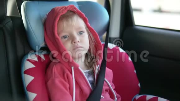 女孩坐在汽车座位上视频的预览图
