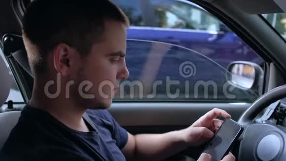 他在车里用智能手机视频的预览图
