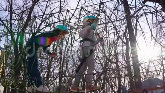 孩子们爬到绳子公园视频的预览图