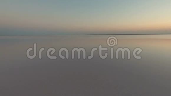 日落时湖水清澈视频的预览图