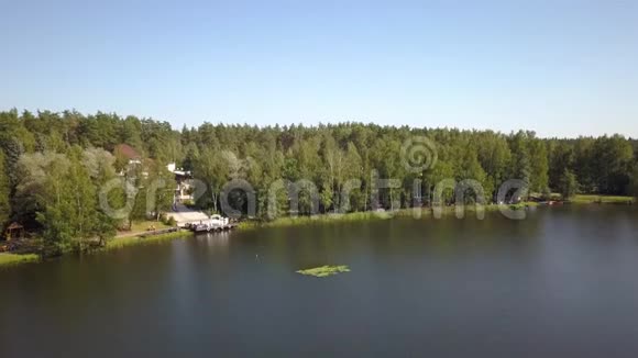 夏天的湖湖边的房子视频的预览图