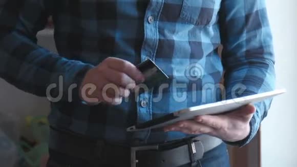 人使用平板电脑进行网购视频的预览图