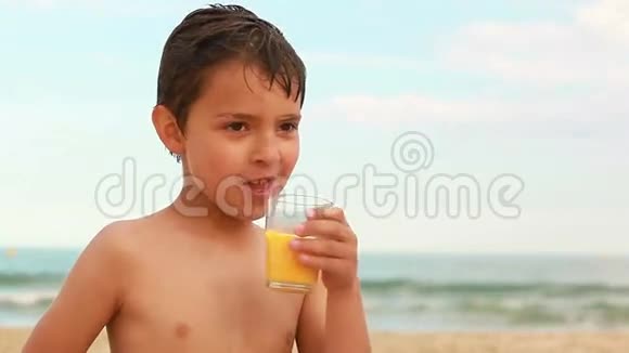 喝橙汁的男孩视频的预览图