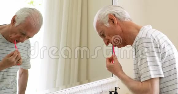 老人在浴室用牙刷刷牙视频的预览图