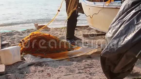 费舍尔在沙滩上堆放渔网视频的预览图