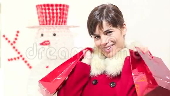 带着红包微笑购物理念的圣诞女人视频的预览图