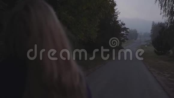女人走在路上视频的预览图