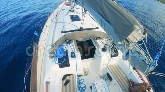 在海上游艇上航行的人视频的预览图