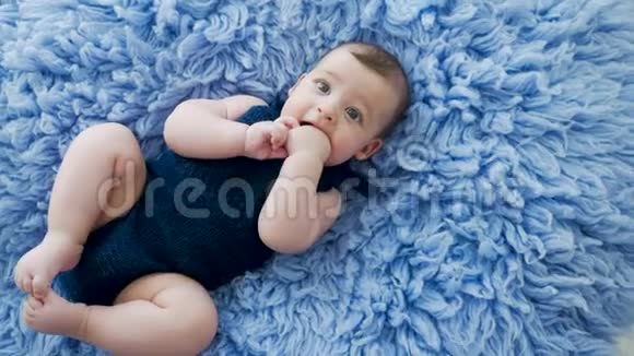 穿蓝色针织连衣裙的婴儿视频的预览图