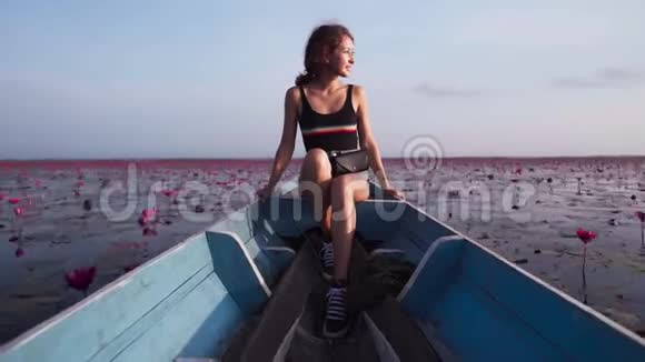 坐在船上扬帆的女人视频的预览图
