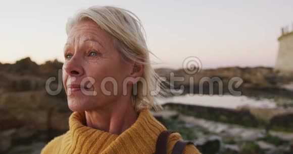 海滩高级女性的侧景视频的预览图