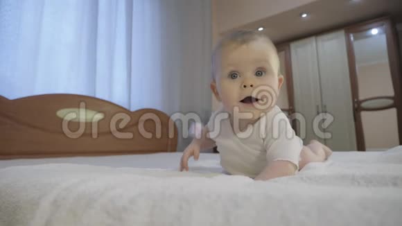 可爱的宝宝蓝眼睛躺在床上视频的预览图