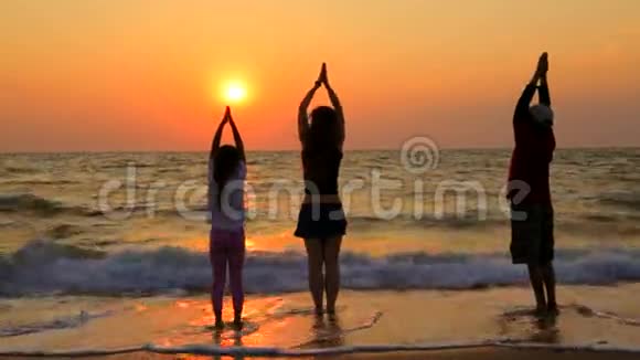 三个孩子在海滩上做瑜伽练习视频的预览图