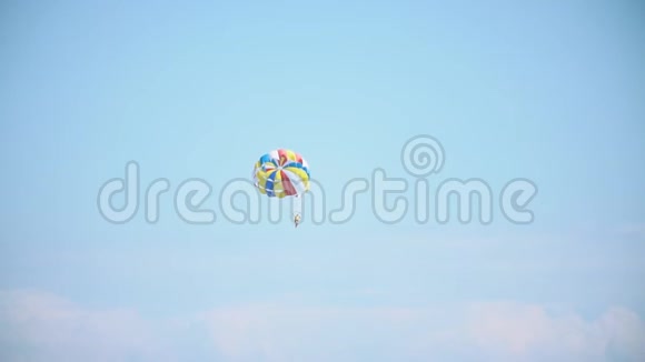 人乘降落伞飞行视频的预览图