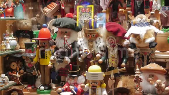 礼品店里的娃娃和玩具视频的预览图