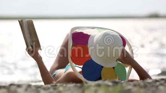 那女孩带着一本书躺在海滩上视频的预览图