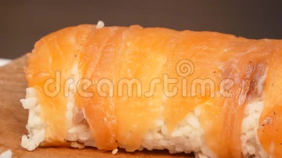 烹制寿司卷上面覆盖着鲑鱼肉视频的预览图