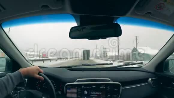 人在高速公路上骑车视频的预览图