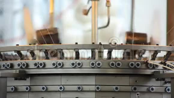纺织工业现代设备的线圈和螺纹视频的预览图