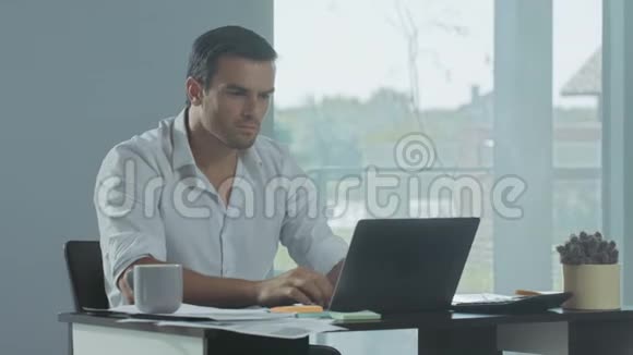 在笔记本电脑工作的商人专心准备文件的人视频的预览图