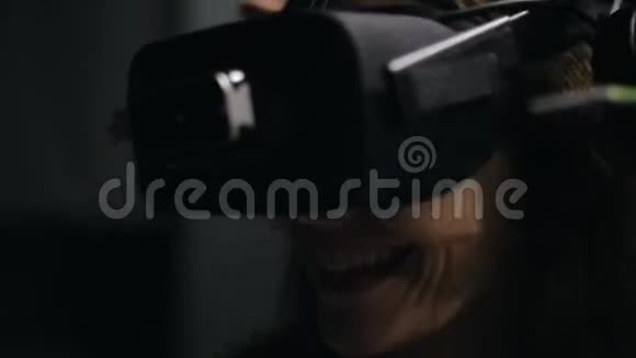 女孩为VR游戏做了准备视频的预览图