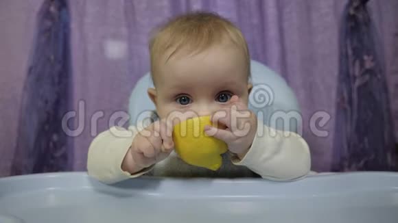 一个小男孩尝黄柠檬视频的预览图