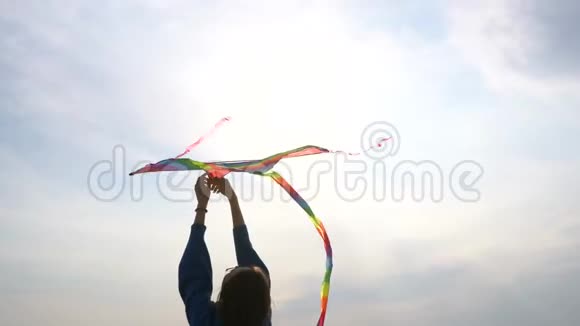 手里拿着风筝的女孩视频的预览图