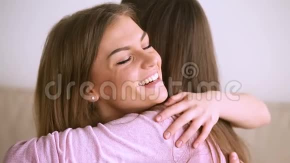 两个漂亮的女人拥抱亲密的朋友拥抱笑着玩视频的预览图