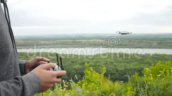 个人无人机的概念带着飞行无人机的人视频的预览图