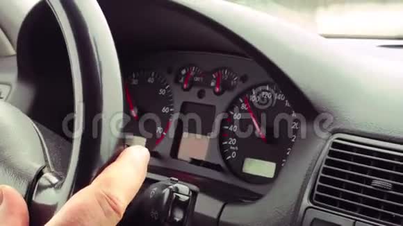 运行中的汽车仪表板视频的预览图