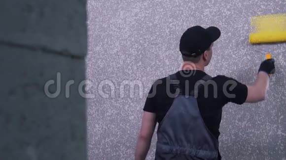 工人用滚筒油漆墙壁视频的预览图