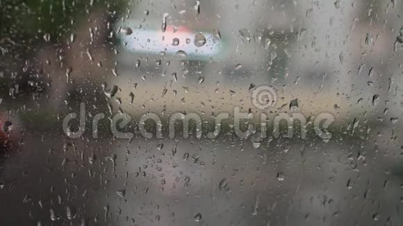 玻璃上闪闪发光的雨滴视频的预览图