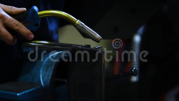 焊工在工作时视频的预览图