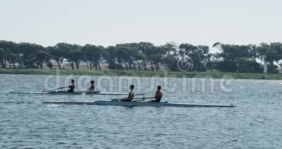 男子划船队在湖边划船视频的预览图