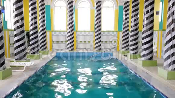 有柱子的大厅里的游泳池视频的预览图