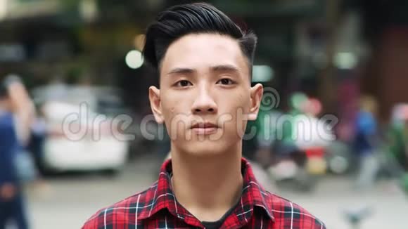 越南年轻人的肖像视频的预览图