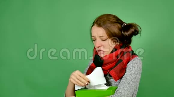 黑发女人把鼻子吹成餐巾那个女孩过敏过敏性鼻炎过敏症状及治疗视频的预览图