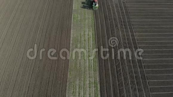 拖拉机在田间播种粮食视频的预览图