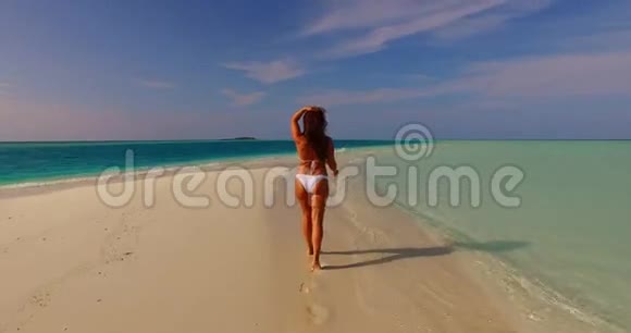 V07898马尔代夫白色沙滩1人年轻美丽的女士独自在阳光明媚的热带天堂沙洲日光浴视频的预览图