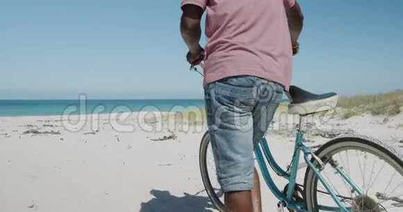 后景老人在海滩上骑自行车视频的预览图