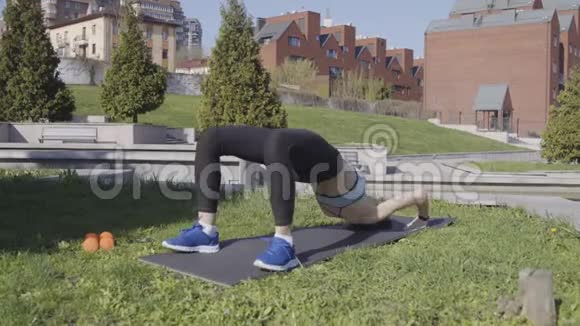 健身室外瑜伽站视频的预览图