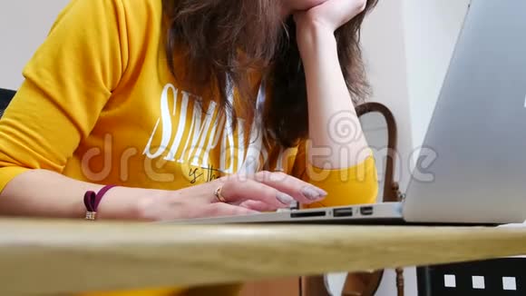 可怜的女人在电脑上工作视频的预览图