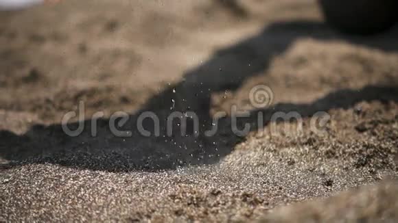 沙滩上的沙子从手中涌出视频的预览图