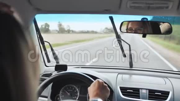 戴眼镜的女人开车视频的预览图