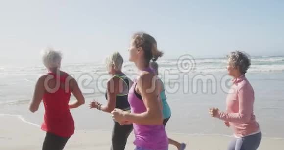 运动的女人在海滩上奔跑视频的预览图
