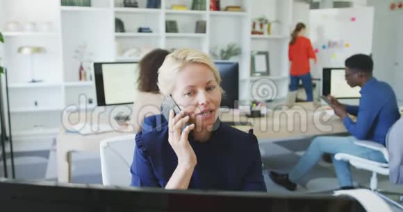 商务女性在打电话视频的预览图