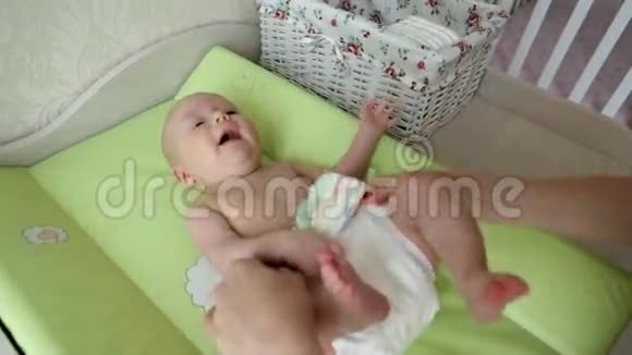 婴儿换尿布视频的预览图