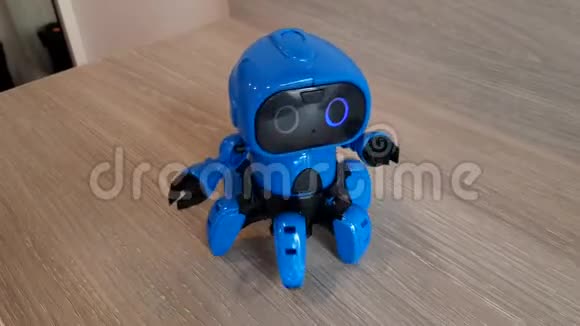 桌上的蓝色机器人视频的预览图